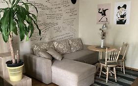 Hygge Home - Artistic Style Apartment With Free Parking Friday 7 Pm - Monday 8 Am